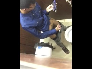 偷拍眼鏡弟弟在廁所打射 Jerkoff At One's Fingertips Toilet